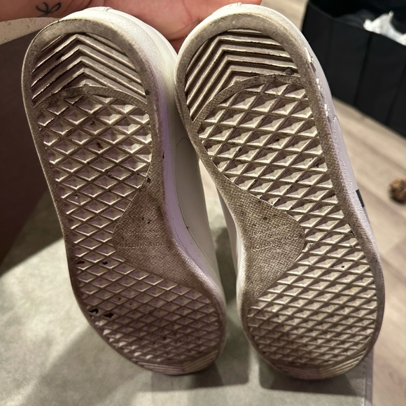 Men’s Louis Vuitton Sneakers - Picture 6 of 7